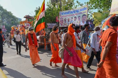 Haridwar, Uttarakhand, Hindistan - 15 Nisan 2021: Maha Kumbhmela etkinliği. Sadhus, parlak safran bayraklı sanyasiler Ganj Nehri 'ndeki shahi snaan için geçit töreni düzenlenmişti. Hindu etkinliği.