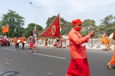 Haridwar, Uttarakhand, Hindistan - 16 Nisan 2021: Hindu sadhus, safran elbiseli sanyasis Ganj Nehri 'ndeki Shahi snaan için geçit töreni düzenliyor. Maha Kumbhmela etkinliği, Hinduizm Hindistan 'da.