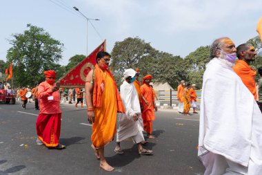 Haridwar, Uttarakhand, Hindistan - 16 Nisan 2021: Hindu sadhus, safran elbiseli sanyasis Ganj Nehri 'ndeki Shahi snaan için geçit töreni düzenliyor. Maha Kumbhmela etkinliği, Hinduizm Hindistan 'da.