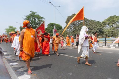 Haridwar, Uttarakhand, Hindistan - 16 Nisan 2021: Maha Kumbhmela etkinliği. Sadhus, parlak safran bayraklı sanyasiler Ganj Nehri 'ndeki shahi snaan için geçit töreni düzenlenmişti. Hindu etkinliği.