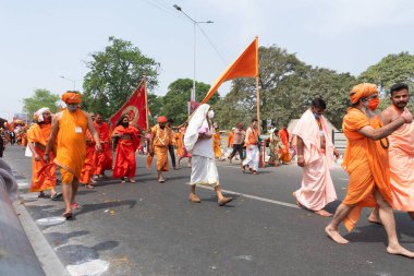 Haridwar, Uttarakhand, Hindistan - 16 Nisan 2021: Hindu sadhus, safran elbiseli sanyasis Ganj Nehri 'ndeki Shahi snaan için geçit töreni düzenliyor. Maha Kumbhmela etkinliği, Hinduizm Hindistan 'da.