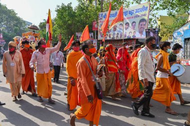 Haridwar, Uttarakhand, Hindistan - 15 Nisan 2021: Maha Kumbhmela etkinliği. Sadhus, parlak safran bayraklı sanyasiler Ganj Nehri 'ndeki shahi snaan için geçit töreni düzenlenmişti. Ünlü olay.