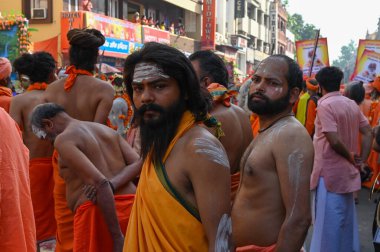 Haridwar, Uttarakhand, Hindistan - 15 Nisan 2021: Sadhus, safran elbiseli sanyasis ve Ganj Nehri 'ndeki Shahi snaan için düzenlenen törende kutsal külle işaretlenmiş ceset. Maha Kumbhmela etkinliği.