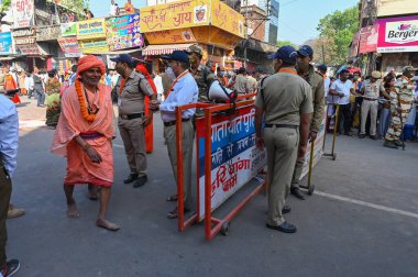 Haridwar, Uttarakhand, Hindistan - 15 Nisan 2021: Sadhu, safran elbisesi içinde Sanyasi Ganj Nehri 'ndeki Shahi Snaan için yolda yürüyor. Maha Kumbhmela etkinliği, Hinduizm Hindistan 'da.