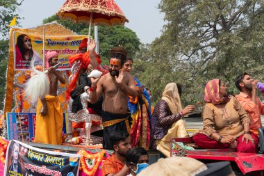 Haridwar, Uttarakhand, Hindistan - 16 Nisan 2021: Hindu transseksüeller Kumbhmela 'da shahi snaan yemeye gidiyorlar, süslü araçlar ve Lord Shiva için bağırıyorlar. Maha kumbhmela etkinliği.