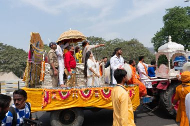 Haridwar, Uttarakhand, Hindistan - 16 Nisan 2021: Maha kumbhmela etkinliği. Hindu transseksüeller Kumbhmela 'da Shahi Snaan almaya gidiyorlar, süslü araçlar ve Lord Shiva için dua ediyorlar..