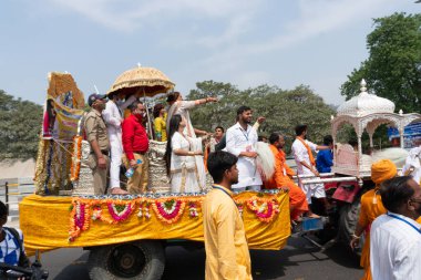 Haridwar, Uttarakhand, Hindistan - 16 Nisan 2021: Hindu transseksüeller Kumbhmela 'da shahi snaan yemeye gidiyorlar, süslü araçlar ve Lord Shiva için bağırıyorlar. Maha kumbhmela etkinliği.