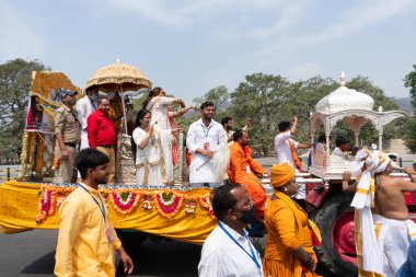 Haridwar, Uttarakhand, Hindistan - 16 Nisan 2021: Maha kumbhmela etkinliği. Hindu transseksüeller Kumbhmela 'da Shahi Snaan almaya gidiyorlar, süslü araçlar ve Lord Shiva için dua ediyorlar..