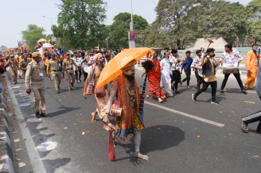 Haridwar, Uttarakhand, Hindistan - 16 Nisan 2021: Hindu çıplak sadhu, naga baba, safran şemsiyeli naga sanyasi Ganj Nehri 'nde shahi snaan yemek ve Har Har Mahadev diye bağırmak. Kumbhmela