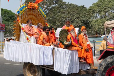 Haridwar, Uttarakhand, Hindistan - 16 Nisan 2021: Hindu sadhus, safran elbiseli sanyasis traktörlere binmiş Ganj Nehri 'ndeki shahi snaan için tören alayı. Maha Kumbhmela etkinliği, Hinduizm Hindistan 'da.