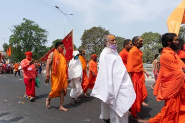 Haridwar, Uttarakhand, Hindistan - 16 Nisan 2021: Hindu sadhus, safran elbiseli sanyasis Ganj Nehri 'ndeki Shahi snaan için geçit töreni düzenliyor. Maha Kumbhmela etkinliği, Hinduizm Hindistan 'da.