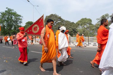 Haridwar, Uttarakhand, Hindistan - 16 Nisan 2021: Hindu sadhus, safran elbiseli sanyasis Ganj Nehri 'ndeki Shahi snaan için geçit töreni düzenliyor. Maha Kumbhmela etkinliği, Hinduizm Hindistan 'da.