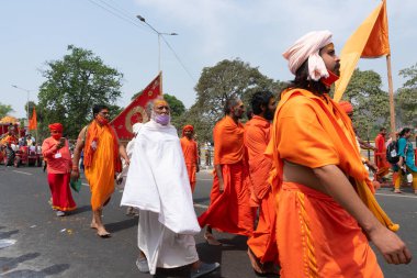 Haridwar, Uttarakhand, Hindistan - 16 Nisan 2021: Hindu sadhus, safran elbiseli sanyasis Ganj Nehri 'ndeki Shahi snaan için geçit töreni düzenliyor. Maha Kumbhmela etkinliği, Hinduizm Hindistan 'da.