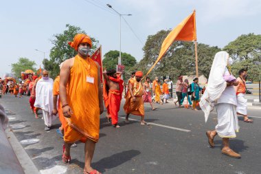 Haridwar, Uttarakhand, Hindistan - 16 Nisan 2021: Maha Kumbhmela etkinliği. Sadhus, parlak safran bayraklı sanyasiler Ganj Nehri 'ndeki shahi snaan için geçit töreni düzenlenmişti. Hindu etkinliği.