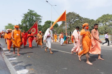 Haridwar, Uttarakhand, Hindistan - 16 Nisan 2021: Hindu sadhus, safran elbiseli sanyasis Ganj Nehri 'ndeki Shahi snaan için geçit töreni düzenliyor. Maha Kumbhmela etkinliği, Hinduizm Hindistan 'da.