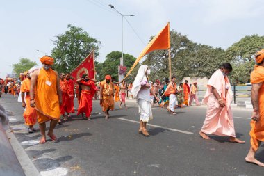 Haridwar, Uttarakhand, Hindistan - 16 Nisan 2021: Hindu sadhus, safran elbiseli sanyasis Ganj Nehri 'ndeki Shahi snaan için geçit töreni düzenliyor. Maha Kumbhmela etkinliği, Hinduizm Hindistan 'da.