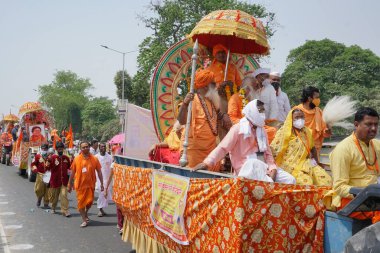 Haridwar, Uttarakhand, Hindistan - 16 Nisan 2021: Hindu rahipler, sadhus, safran elbiseli sanyasiler, Ganj Nehri 'ndeki Shahi Snaan için traktörler giyiyorlar. Maha Kumbhmela etkinliği, Hinduizm, Hindistan.