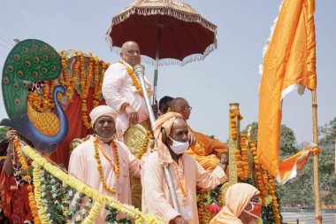 Haridwar, Uttarakhand, Hindistan - 16 Nisan 2021: Hindu rahipler, sadhus, safran elbiseli sanyasiler, Ganj Nehri 'ndeki Shahi Snaan için traktörler giyiyorlar. Maha Kumbhmela etkinliği, Hinduizm, Hindistan.