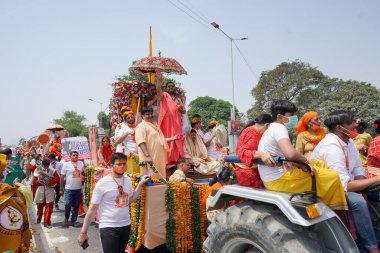 Haridwar, Uttarakhand, Hindistan - 16 Nisan 2021: Hindu rahipler, sadhus, safran elbiseli sanyasiler, Ganj Nehri 'ndeki Shahi Snaan için traktörler giyiyorlar. Maha Kumbhmela etkinliği, Hinduizm, Hindistan.