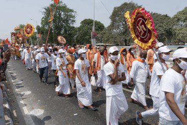 Haridwar, Uttarakhand, Hindistan - 16 Nisan 2021: Maha Kumbhmela etkinliği. Sadhus, bayraklı beyaz elbiseler içinde Sanyasis Ganj Nehri 'nde Shahi Snaan yemek için yürüyüş yapıyor. Hindu etkinliği.