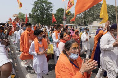 Haridwar, Uttarakhand, Hindistan - 16 Nisan 2021: Maha Kumbhmela etkinliği. Sadhus, sanyasis, dindar bayraklı keşişler Ganj Nehri 'nde shahi snaan yemek için tören alayında yüksekte yürüyorlardı. Hindu etkinliği.