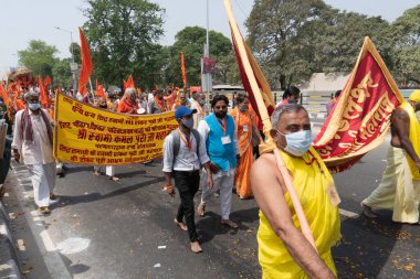 Haridwar, Uttarakhand, Hindistan - 16 Nisan 2021: Maha Kumbhmela etkinliği. Sadhus, parlak safran bayraklı sanyasiler Ganj Nehri 'ndeki shahi snaan için geçit töreni düzenlenmişti. Hindu etkinliği.