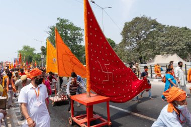 Haridwar, Uttarakhand, Hindistan - 16 Nisan 2021: Maha Kumbhmela etkinliği. Sadhus, parlak safran bayraklı sanyasiler Ganj Nehri 'ndeki shahi snaan için geçit töreni düzenlenmişti. Hindu etkinliği.