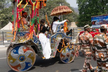 Haridwar, Uttarakhand, Hindistan - 16 Nisan 2021: Maha kumbhmela etkinliği. Hindu transseksüeller Kumbhmela 'da Shahi Snaan almaya gidiyorlar, süslü araçlar ve Lord Shiva için dua ediyorlar..