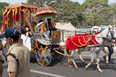 Haridwar, Uttarakhand, Hindistan - 16 Nisan 2021: Maha kumbhmela etkinliği. Hindu transseksüeller Kumbhmela 'da Shahi Snaan almaya gidiyorlar, süslü araçlar ve Lord Shiva için dua ediyorlar..