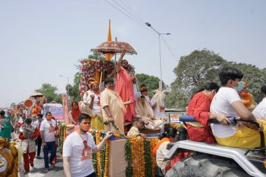 Haridwar, Uttarakhand, Hindistan - 16 Nisan 2021: Maha Kumbhmela etkinliği. Keşişler, Sadhus, Sanyasiler Ganj Nehri 'ndeki Shahi Snaan için geçit töreninde süslü traktörlere biniyorlar. Dini tören.