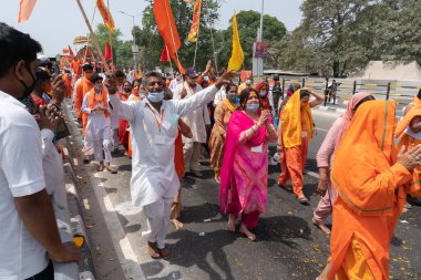 Haridwar, Uttarakhand, Hindistan - 16 Nisan 2021: Maha Kumbhmela etkinliği. Sadhus, sanyasis, dindar bayraklı keşişler Ganj Nehri 'nde shahi snaan yemek için tören alayında yüksekte yürüyorlardı. Hindu etkinliği.