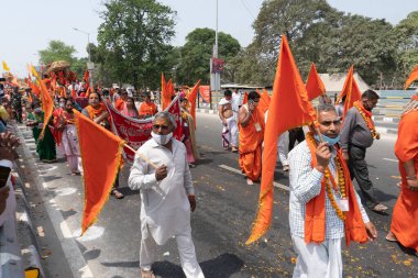 Haridwar, Uttarakhand, Hindistan - 16 Nisan 2021: Maha Kumbhmela etkinliği. Sadhus, sanyasis, dindar bayraklı keşişler Ganj Nehri 'nde shahi snaan yemek için tören alayında yüksekte yürüyorlardı. Hindu etkinliği.