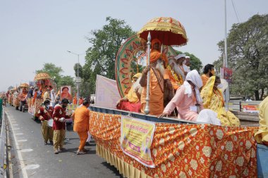 Haridwar, Uttarakhand, Hindistan - 16 Nisan 2021: Maha Kumbhmela etkinliği. Keşişler, Sadhus, Sanyasiler Ganj Nehri 'ndeki Shahi Snaan için geçit töreninde süslü traktörlere biniyorlar. Dini tören.