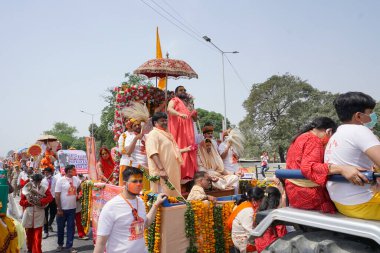 Haridwar, Uttarakhand, Hindistan - 16 Nisan 2021: Hindu rahipler, sadhus, safran elbiseli sanyasiler, Ganj Nehri 'ndeki Shahi Snaan için traktörler giyiyorlar. Maha Kumbhmela etkinliği, Hinduizm, Hindistan.