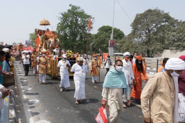 Haridwar, Uttarakhand, Hindistan - 16 Nisan 2021: Maha Kumbhmela etkinliği. Sadhus, bayraklı beyaz elbiseler içinde Sanyasis Ganj Nehri 'nde Shahi Snaan yemek için yürüyüş yapıyor. Hindu etkinliği.