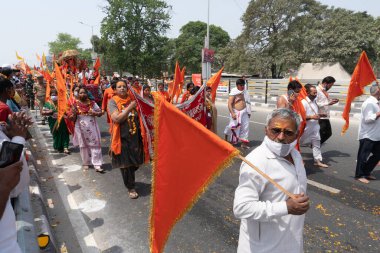 Haridwar, Uttarakhand, Hindistan - 16 Nisan 2021: Maha Kumbhmela etkinliği. Sadhus, sanyasis, dindar bayraklı keşişler Ganj Nehri 'nde shahi snaan yemek için tören alayında yüksekte yürüyorlardı. Hindu etkinliği.