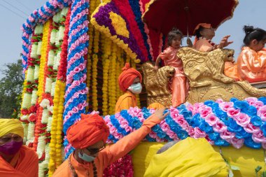 Haridwar, Uttarakhand, Hindistan - 16 Nisan 2021: Hindu rahipler, sadhus, safran elbiseli sanyasiler süslenmiş traktörler giyerek Ganj Nehri 'ndeki Shahi Snaan' ı alayı. Maha Kumbhmela etkinliği.