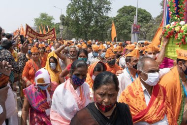 Haridwar, Uttarakhand, Hindistan - 16 Nisan 2021: Yüzü örtülü Hindu kadınlar Ganj Nehri 'nde shahi snaan yemek için törenleri düzenliyorlar. Maha Kumbhmela etkinliği, Hinduizm, Hindistan.