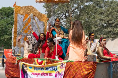 Haridwar, Uttarakhand, Hindistan - 16 Nisan 2021: Hindu transseksüeller Kumbhmela 'da shahi snaan yemeye gidiyorlar, süslü araçlar ve Lord Shiva için bağırıyorlar. Maha kumbhmela etkinliği.