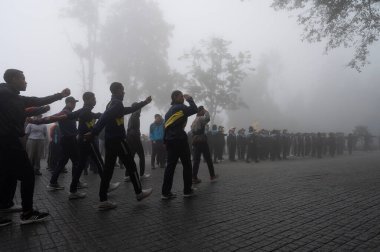 Darjeeling, Batı Bengal, Hindistan -11.08.2023: Bağımsızlık Günü hazırlığı 15 Ağustos 2023. Askeri eğitim için Darjeeling Alışveriş Merkezi 'nin önünden geçen öğrenciler. Sisli bir sabah.