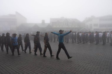 Darjeeling, Batı Bengal, Hindistan-11.08.2023: Sisli sabahta askeri eğitim. 15 Ağustos 2023 'teki Bağımsızlık Günü kutlamaları için Darjeeling Alışveriş Merkezi' nin önünden geçen öğrenciler.,