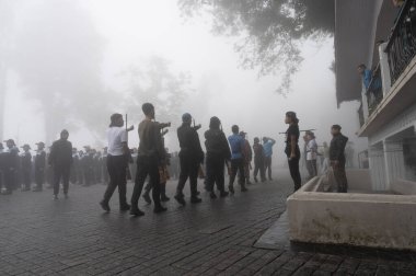 Darjeeling, Batı Bengal, Hindistan-11.08.2023: Sisli sabahta askeri eğitim. 15 Ağustos 2023 'teki Bağımsızlık Günü kutlamaları için Darjeeling Alışveriş Merkezi' nin önünden geçen öğrenciler.,