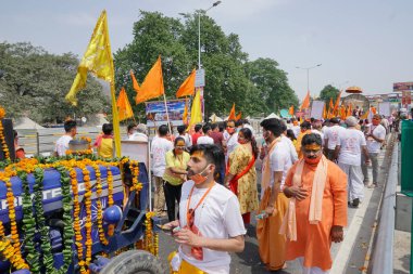 Haridwar, Uttarakhand, Hindistan - 16 Nisan 2021: Maha Kumbhmela etkinliği. Keşişler, Sadhus, safranlı sanyasiler Ganj nehrinde shahi snaan yemek için traktör giyiyorlar. Dini tören.