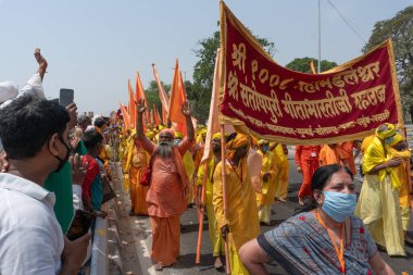 Haridwar, Uttarakhand, Hindistan - 16 Nisan 2021: Maha Kumbhmela etkinliği. Sadhus, parlak safran bayraklı sanyasiler Ganj Nehri 'ndeki shahi snaan için geçit töreni düzenlenmişti. Hindu etkinliği.
