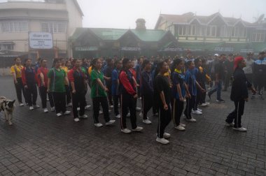 Darjeeling, Batı Bengal, Hindistan-11.08.2023: Sisli sabahlarda kız askeri eğitim. 15 Ağustos 'ta Bağımsızlık Günü kutlamalarına hazırlanmak üzere Darjeeling Alışveriş Merkezi' nde geçen okul öğrencileri.