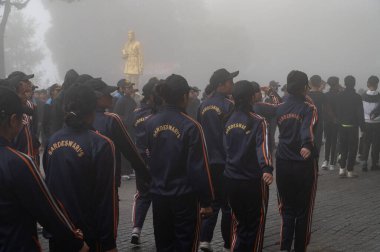 Darjeeling, Batı Bengal, Hindistan -11.08.2023: Bağımsızlık Günü hazırlığı 15 Ağustos 2023. Askeri eğitim için Darjeeling Alışveriş Merkezi 'nin önünden geçen öğrenciler. Sisli bir sabah.