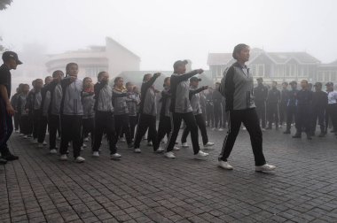 Darjeeling, Batı Bengal, Hindistan-11.08.2023: Sisli sabahta askeri eğitim. 15 Ağustos 2023 'teki Bağımsızlık Günü kutlamaları için Darjeeling Alışveriş Merkezi' nin önünden geçen öğrenciler.,