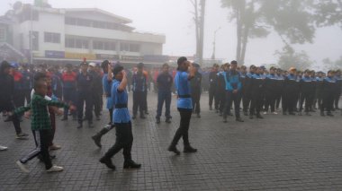 Darjeeling, Batı Bengal, Hindistan-11.08.2023: Sisli sabahta askeri eğitim. 15 Ağustos 2023 'teki Bağımsızlık Günü kutlamaları için Darjeeling Alışveriş Merkezi' nin önünden geçen öğrenciler.,