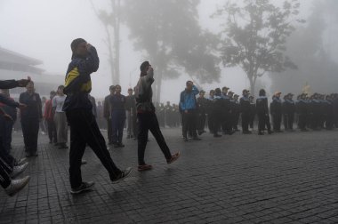 Darjeeling, Batı Bengal, Hindistan-11.08.2023: Sisli sabahta askeri eğitim. 15 Ağustos 2023 'teki Bağımsızlık Günü kutlamaları için Darjeeling Alışveriş Merkezi' nin önünden geçen öğrenciler.,