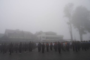 Darjeeling, Batı Bengal, Hindistan -11.08.2023: Bağımsızlık Günü hazırlığı 15 Ağustos 2023. Askeri eğitim için Darjeeling Alışveriş Merkezi 'nin önünden geçen öğrenciler. Sisli bir sabah.